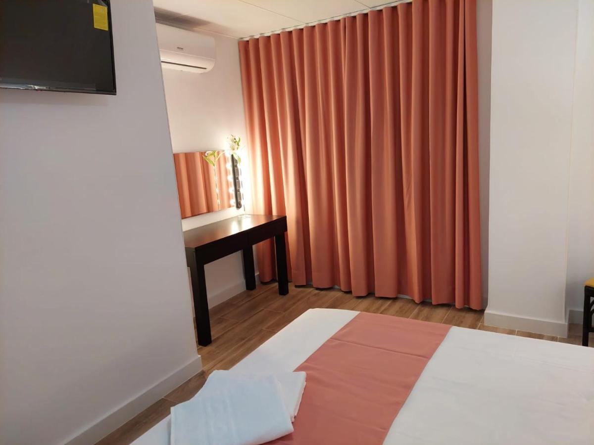 Hostal Garden Rous Paiporta Bagian luar foto